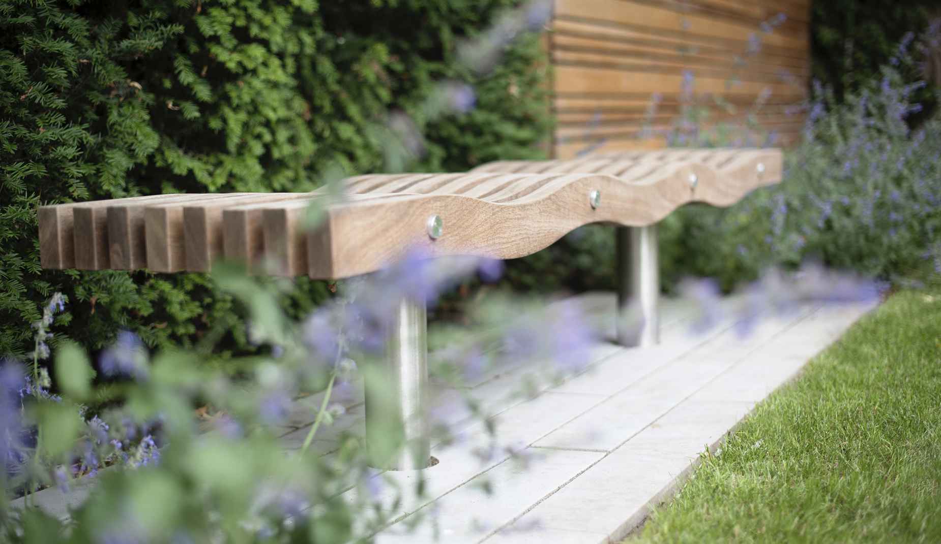Serpentine bench in hardwood Factory Furniture