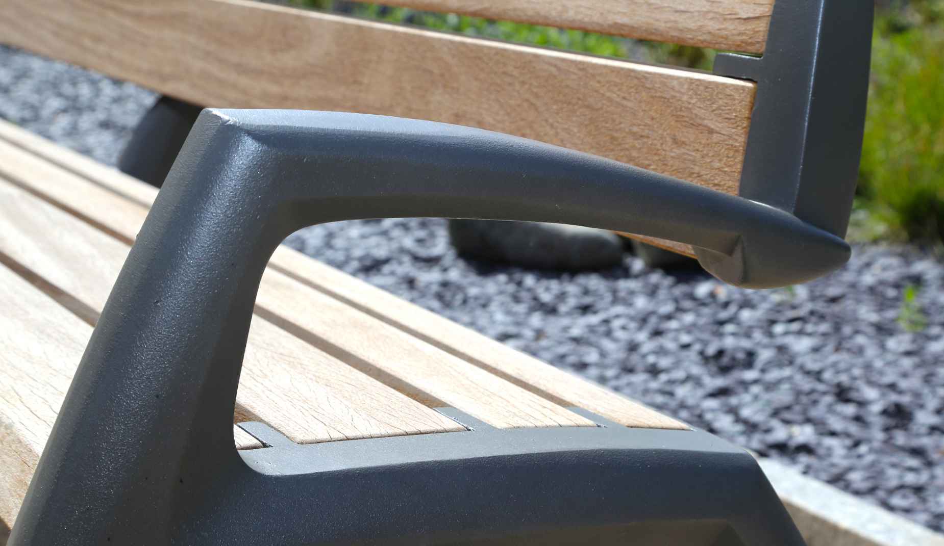 Mantis bench in hardwood Factory Furniture