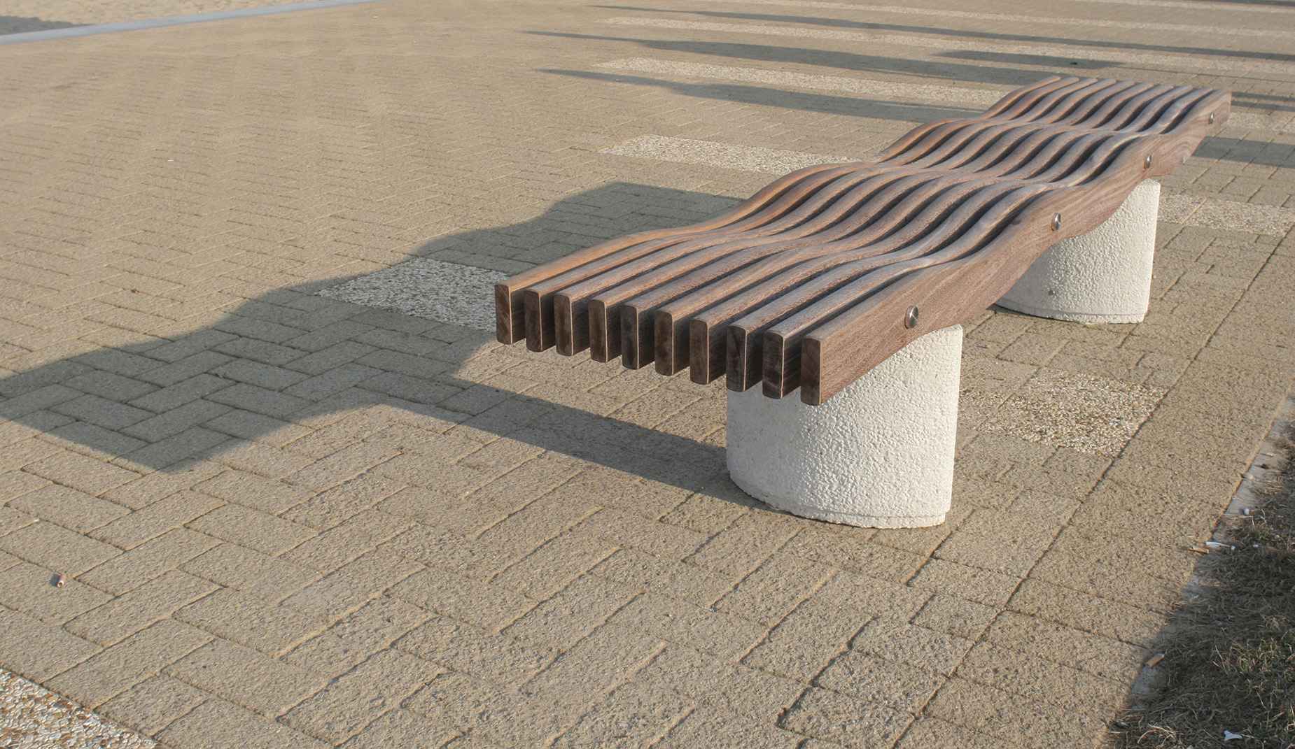 Serpentine bench in hardwood Factory Furniture