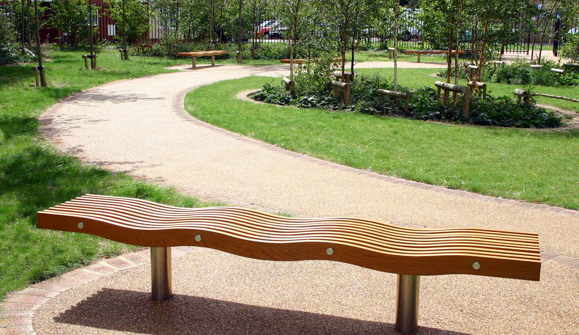 Serpentine bench in hardwood Factory Furniture