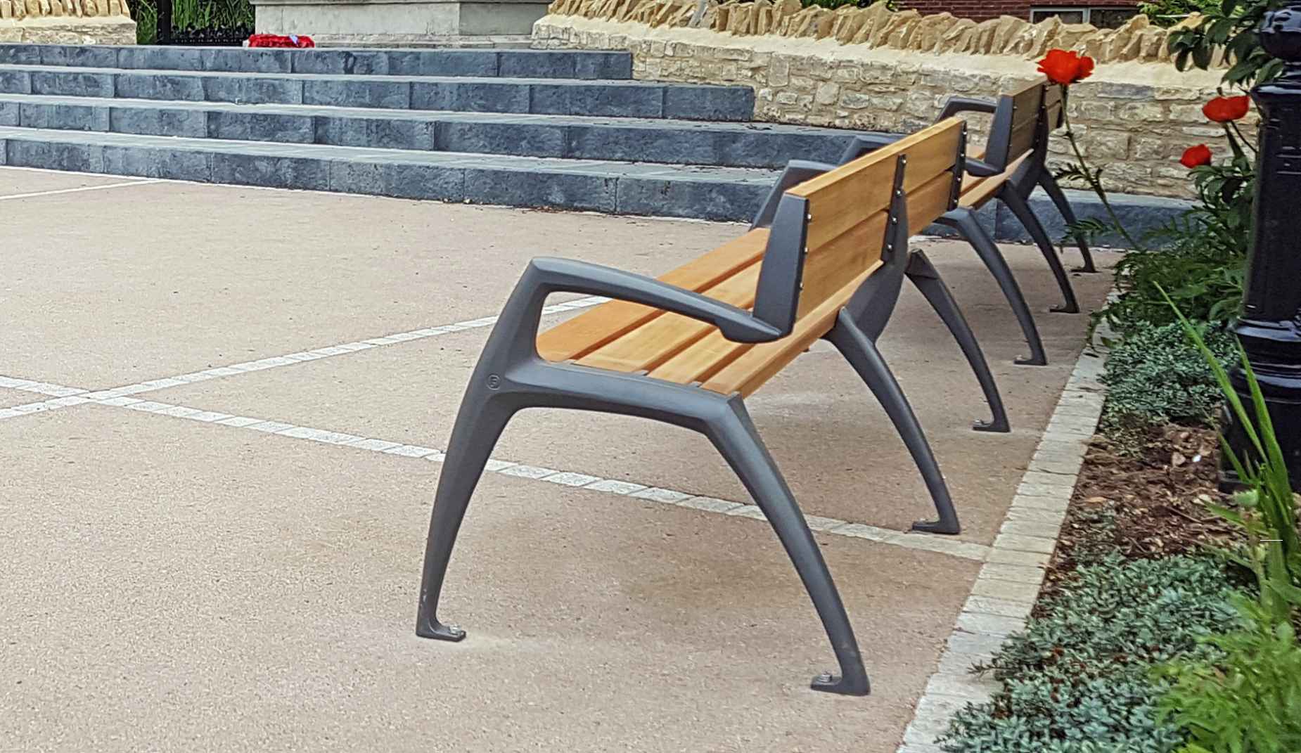 Mantis bench in hardwood Factory Furniture