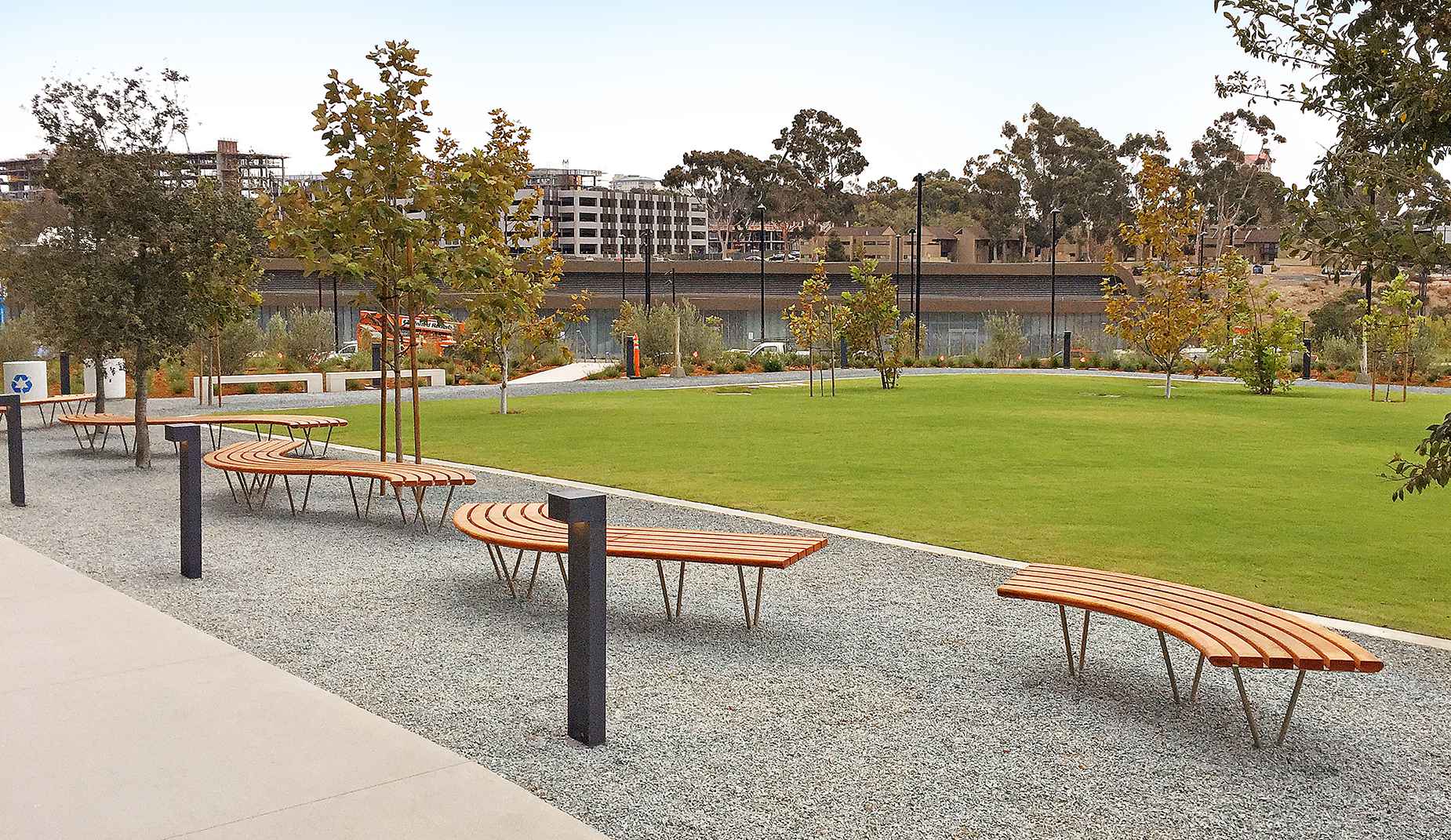 Sinu bench in hardwood Factory Furniture