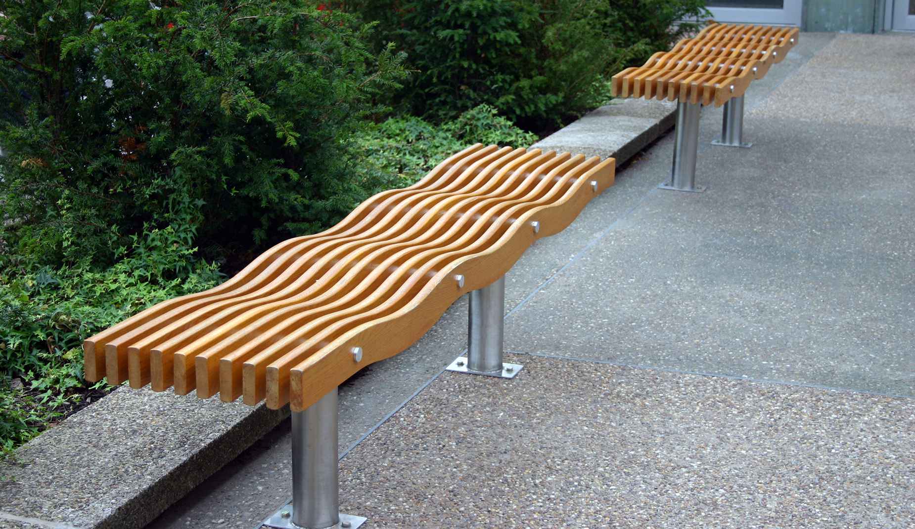 Serpentine bench in hardwood Factory Furniture