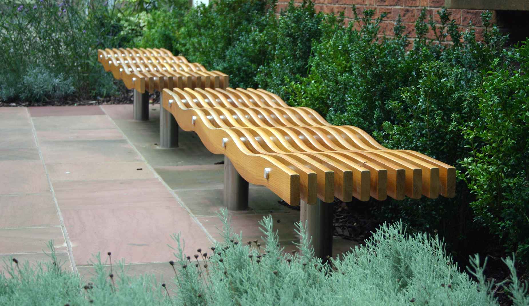 Serpentine bench in hardwood Factory Furniture