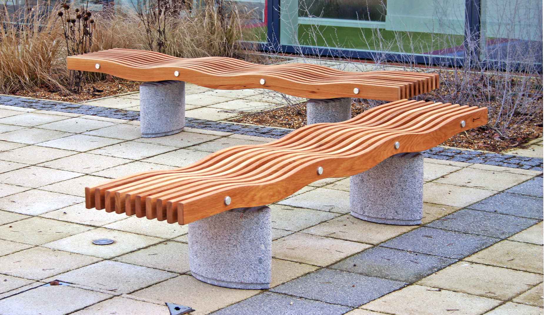 Serpentine bench in hardwood Factory Furniture