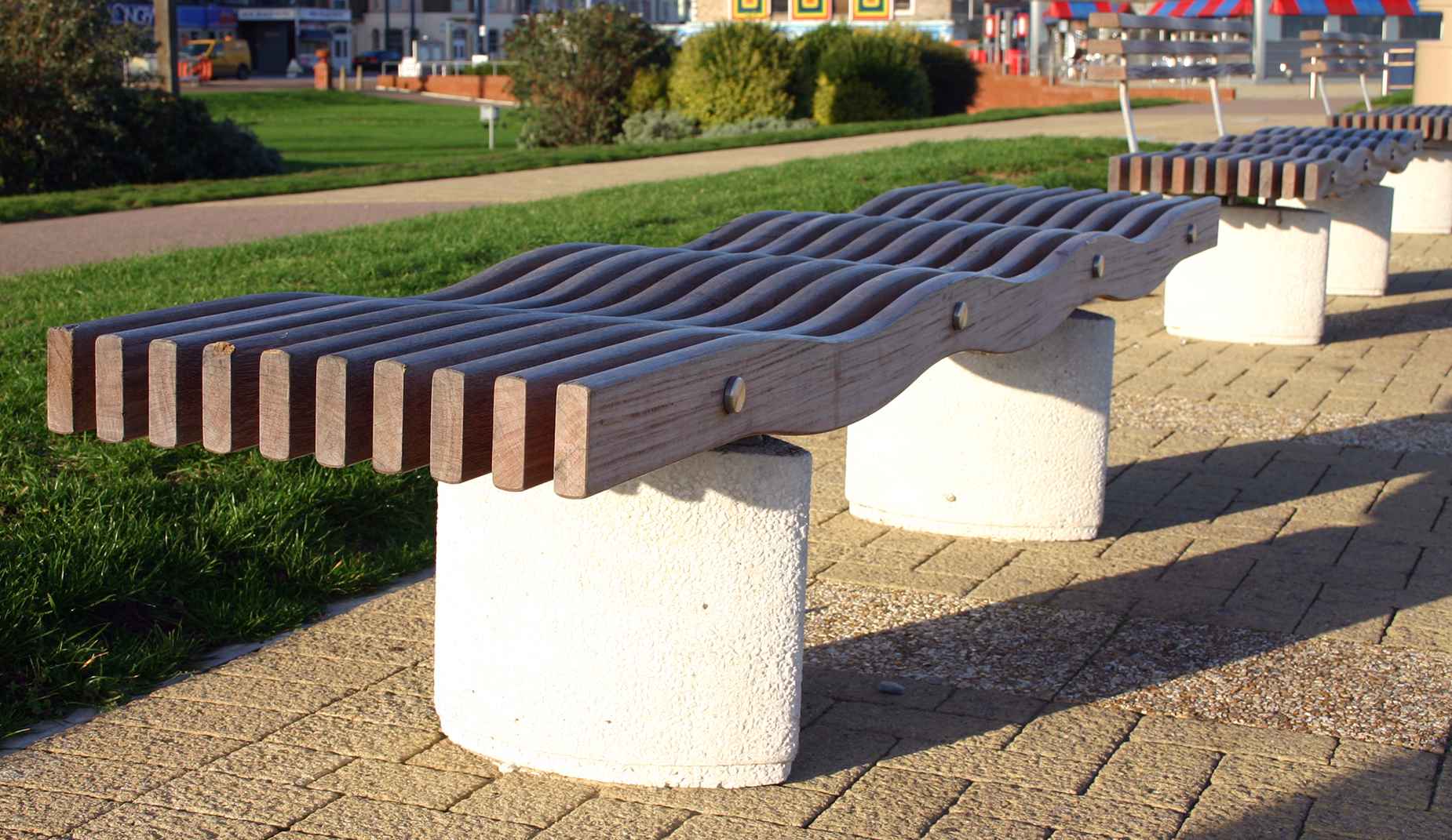 Serpentine bench in hardwood Factory Furniture