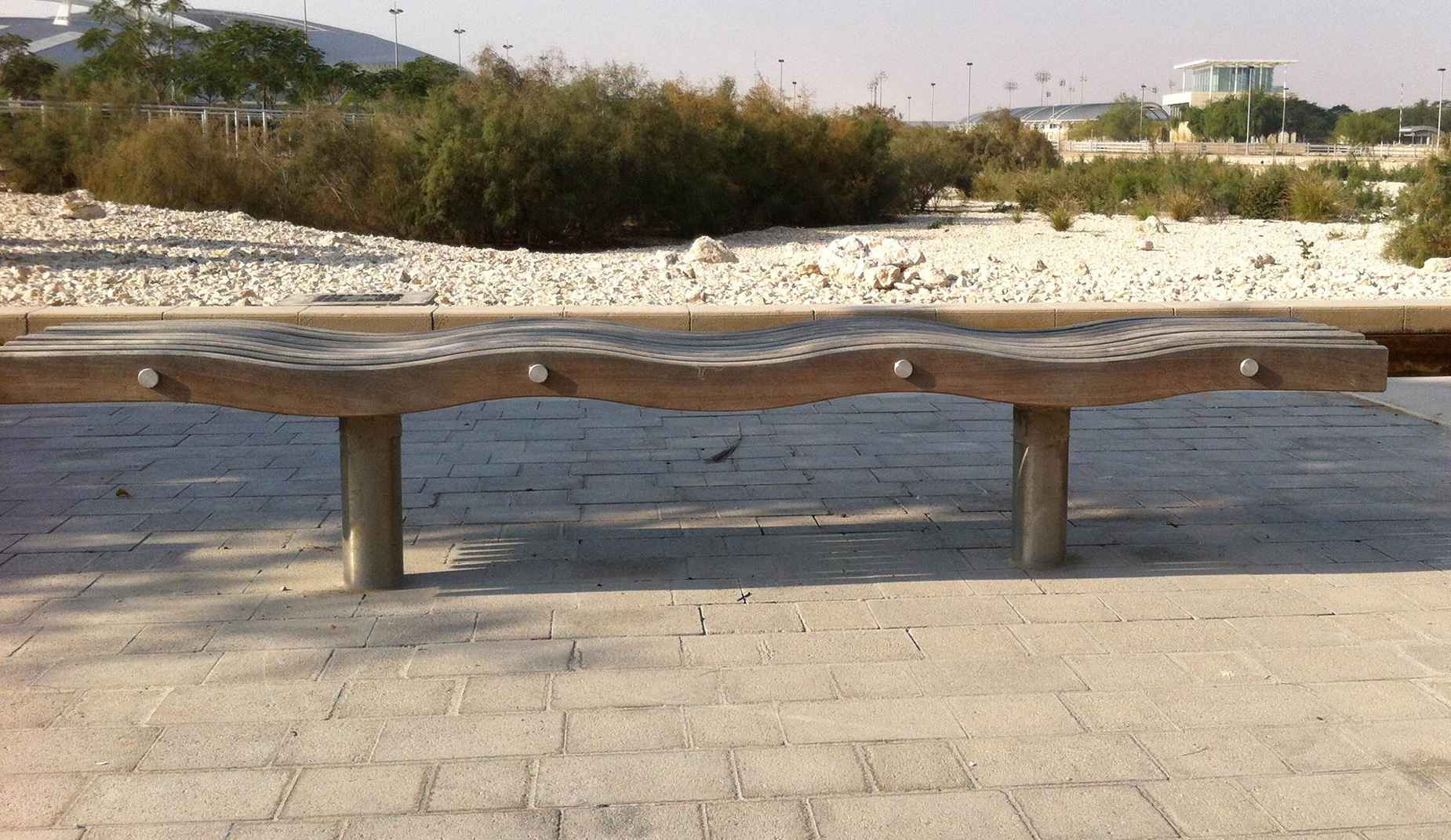 Serpentine bench in hardwood Factory Furniture