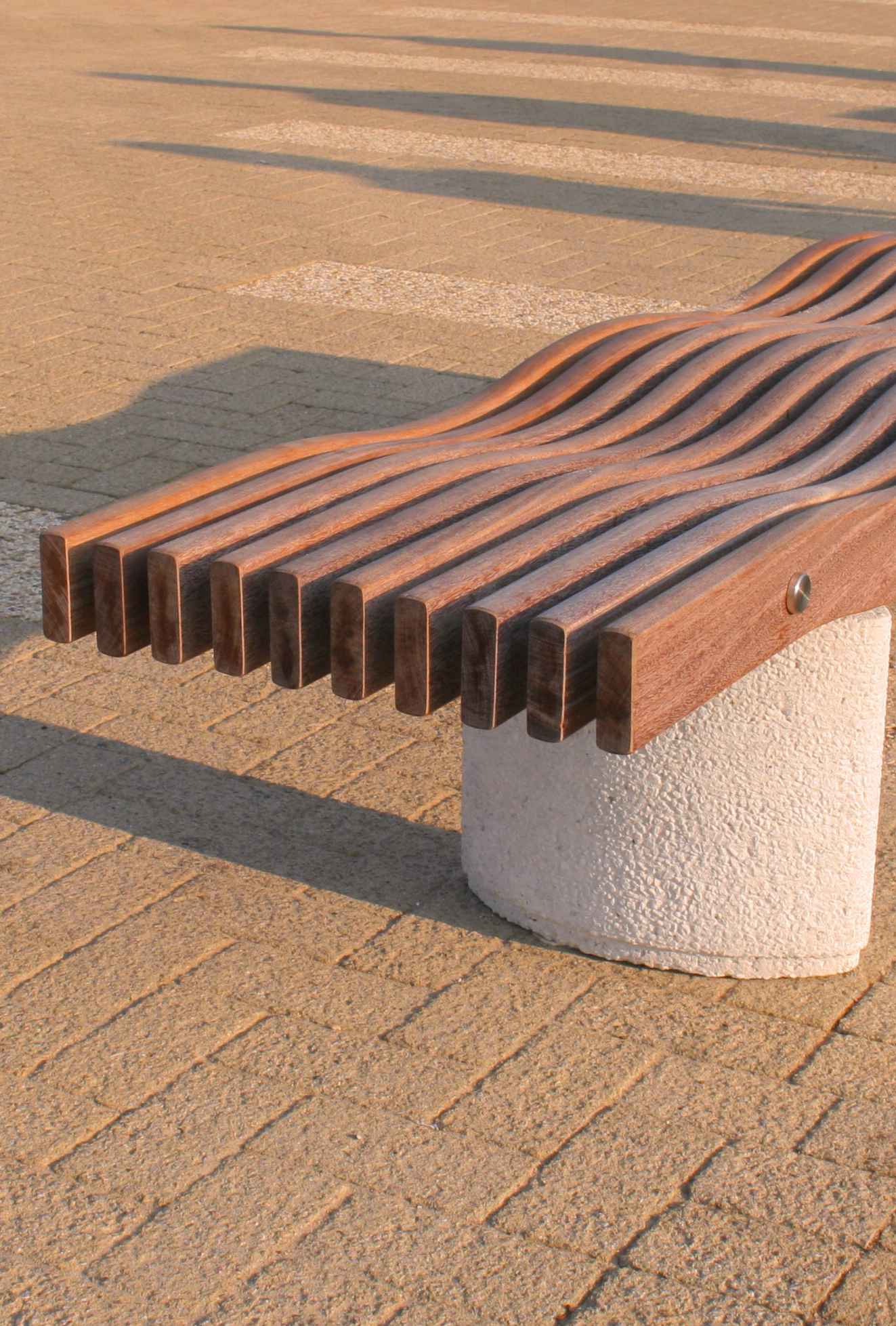 Serpentine bench in hardwood Factory Furniture