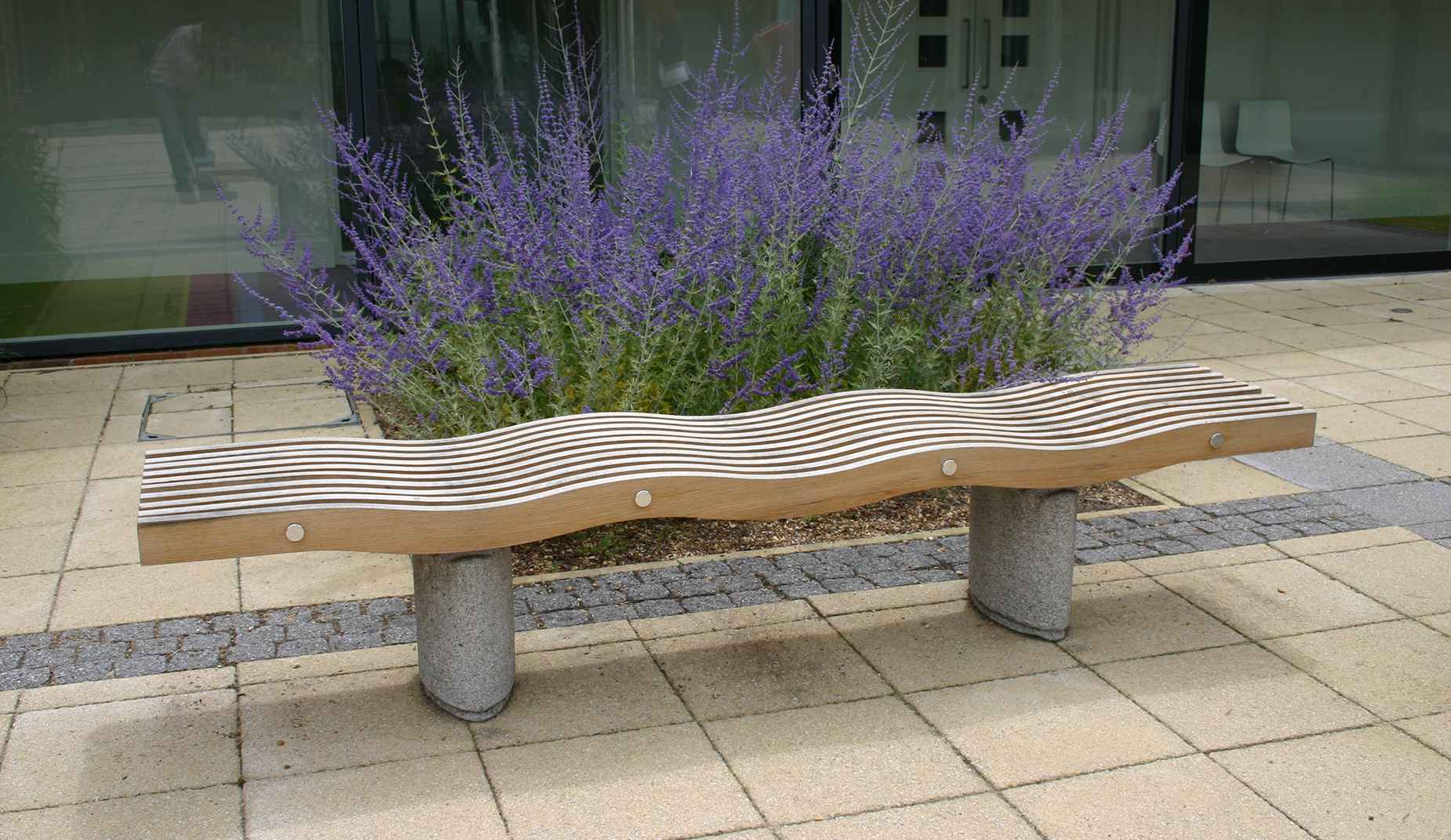 Serpentine bench in hardwood Factory Furniture