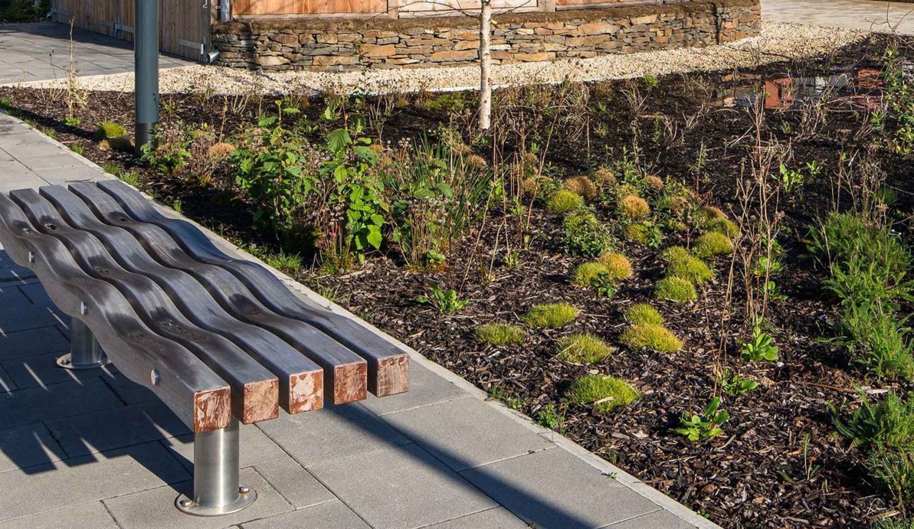Serpentine five slat bench in hardwood Factory Furniture