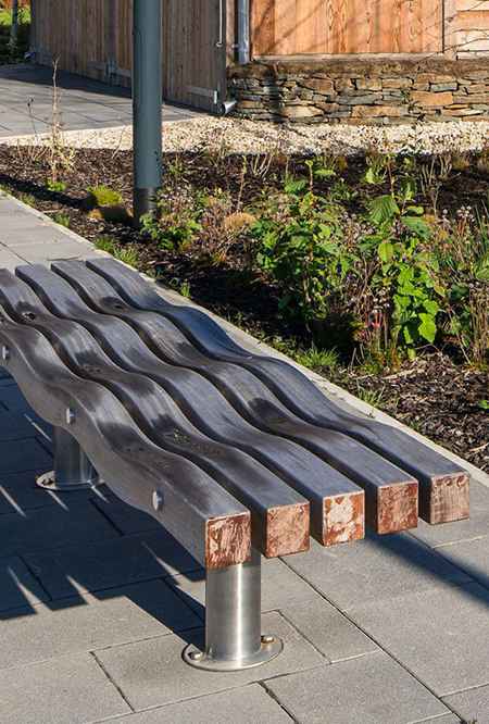 Serpentine five slat bench in hardwood Factory Furniture