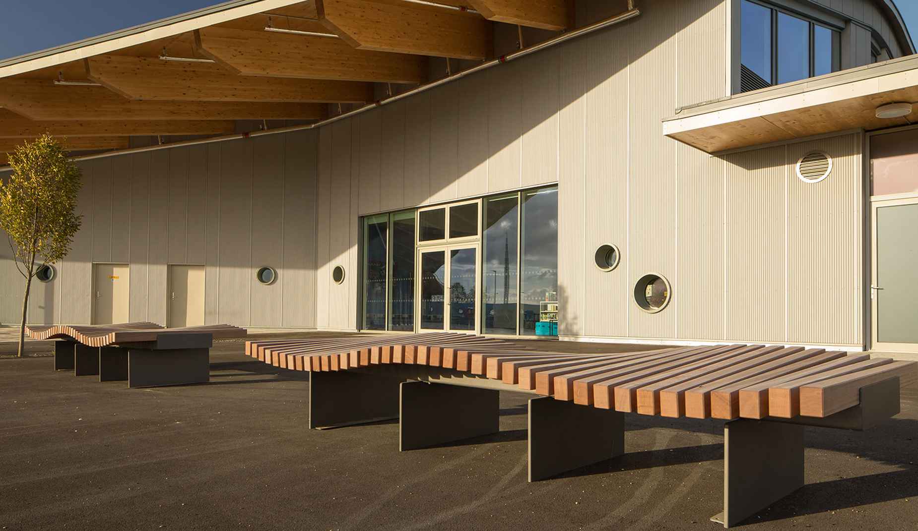 Ribbon Twist bench in hardwood Factory Furniture