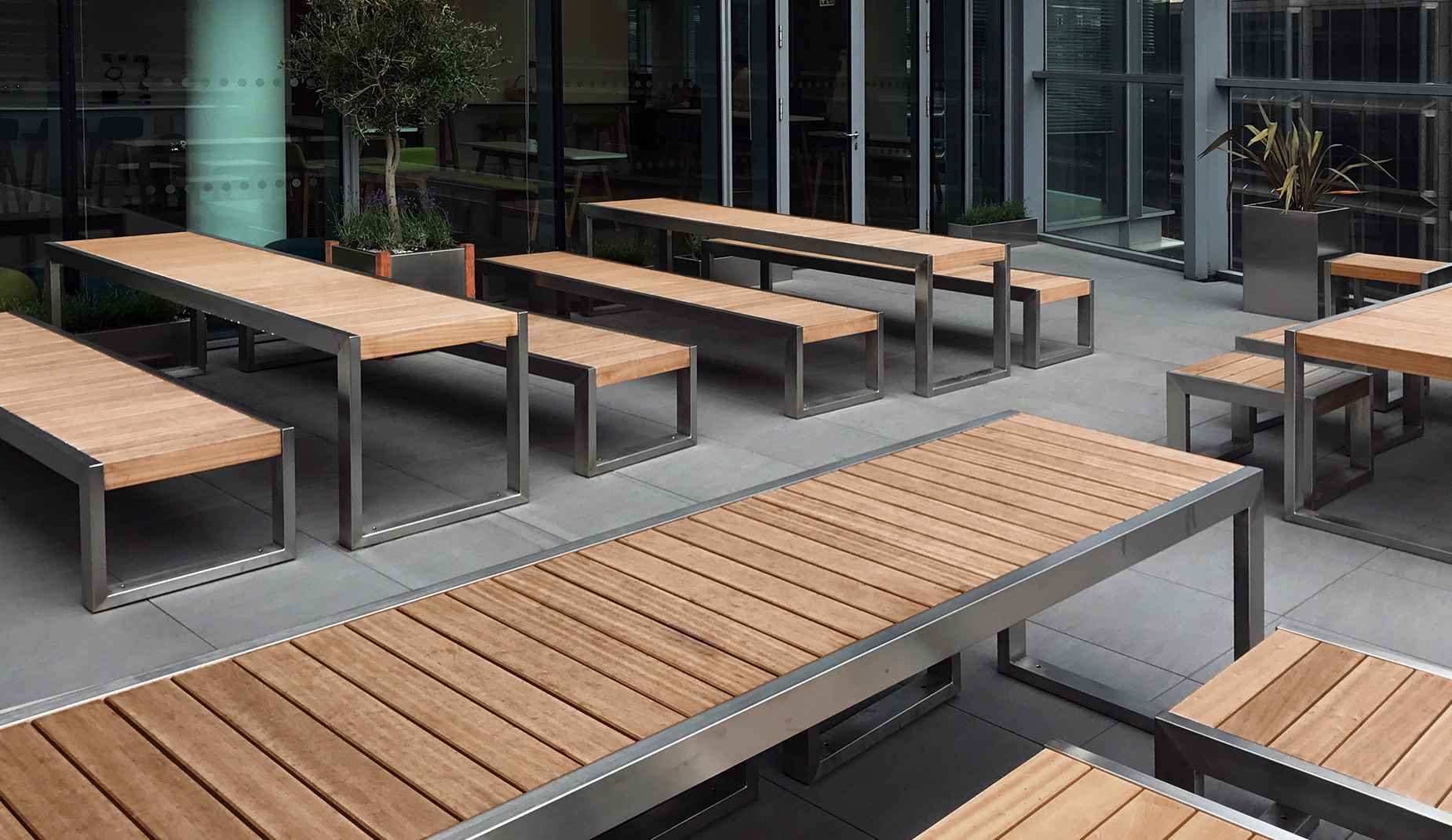 Skop table in hardwood Factory Furniture