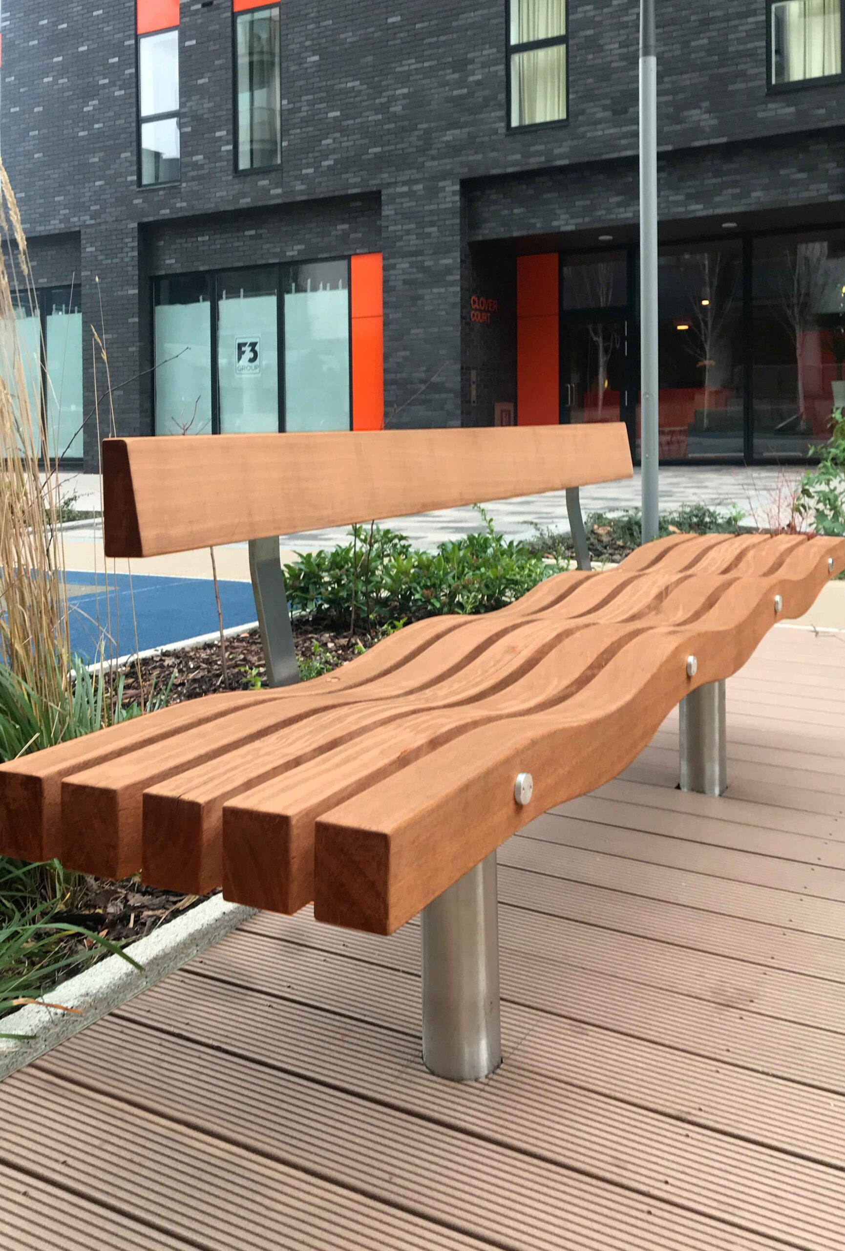 Serpentine seat in hardwood Factory Furniture
