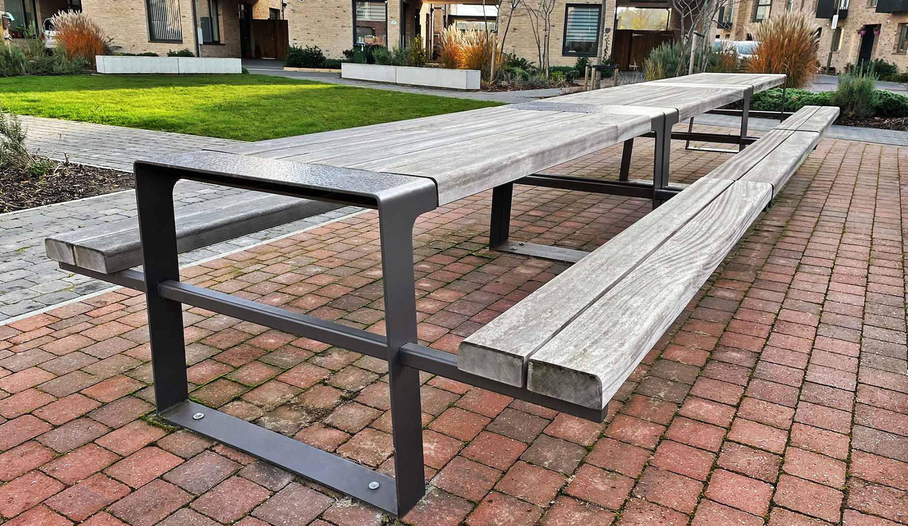 Murton picnic table in hardwood Factory Furniture