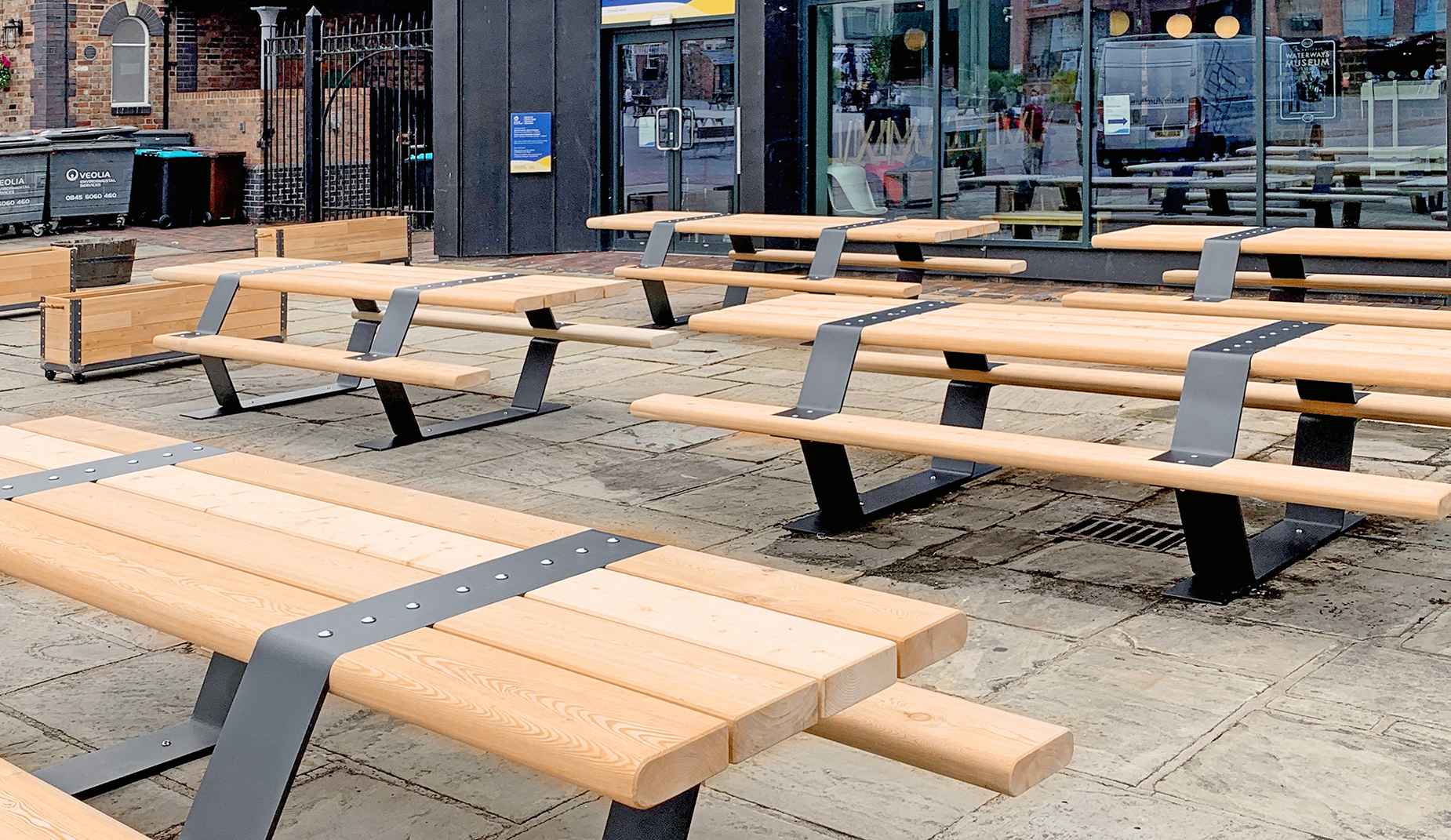 North picnic table in hardwood Factory Furniture