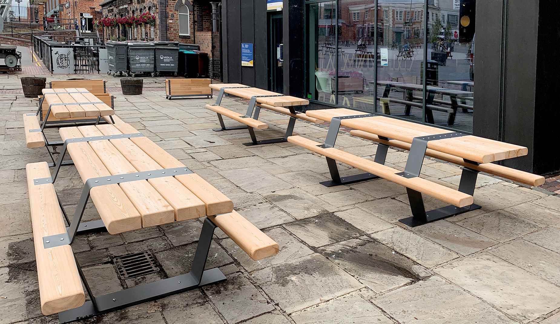 North picnic table in hardwood Factory Furniture