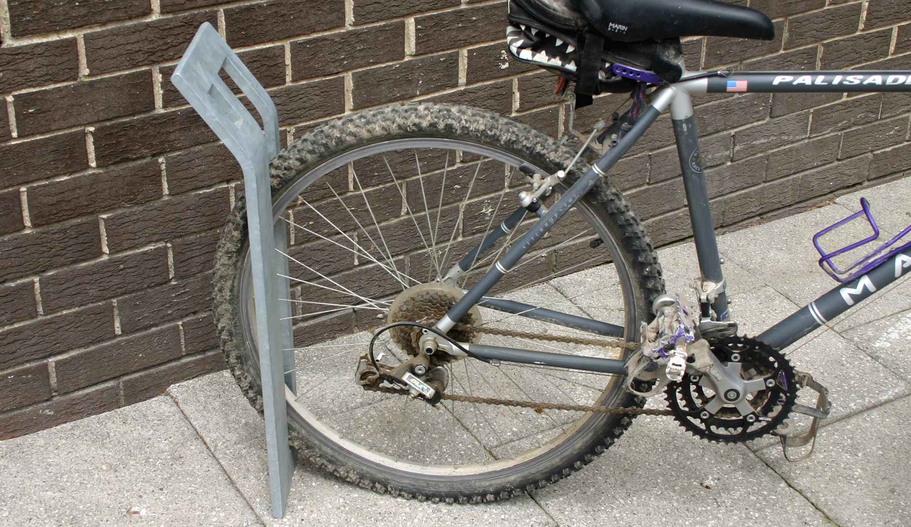 Pik Cycle Stand in steel Factory Furniture