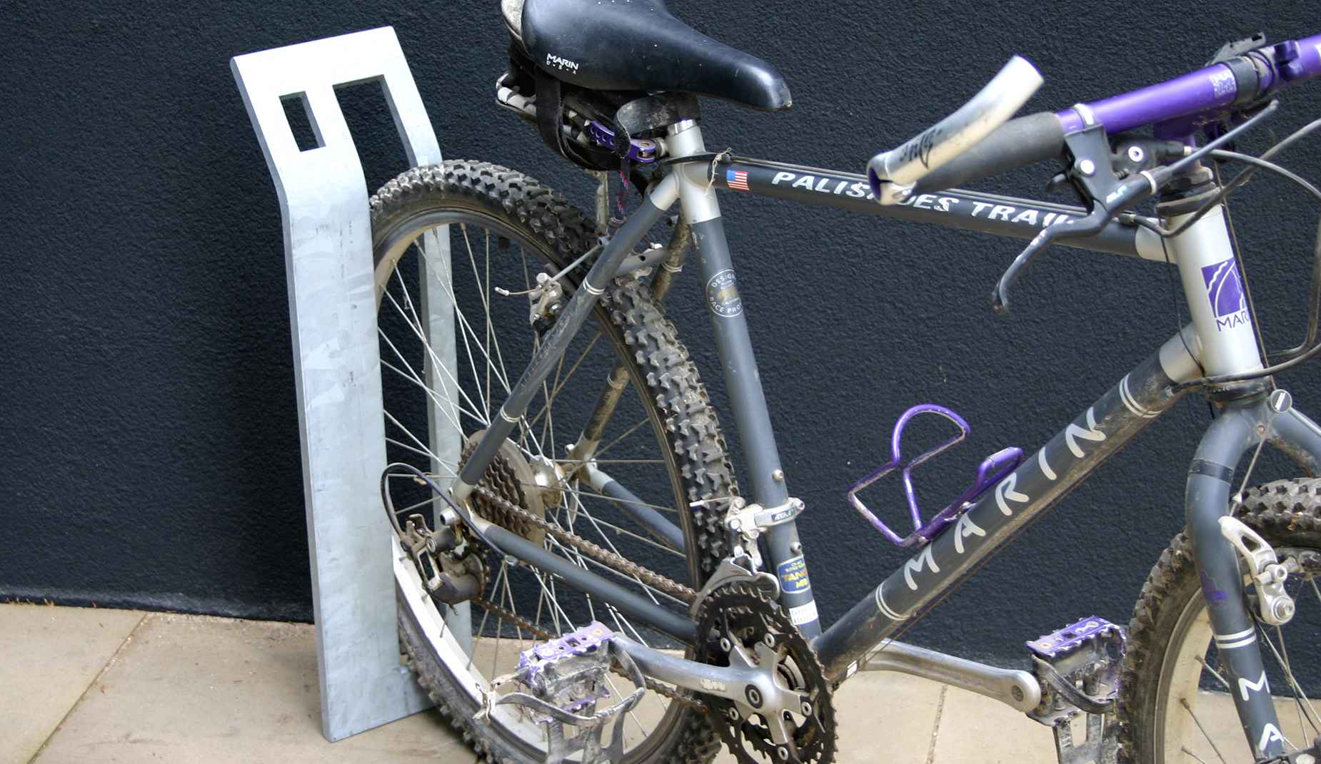 Pik Cycle Stand in steel Factory Furniture