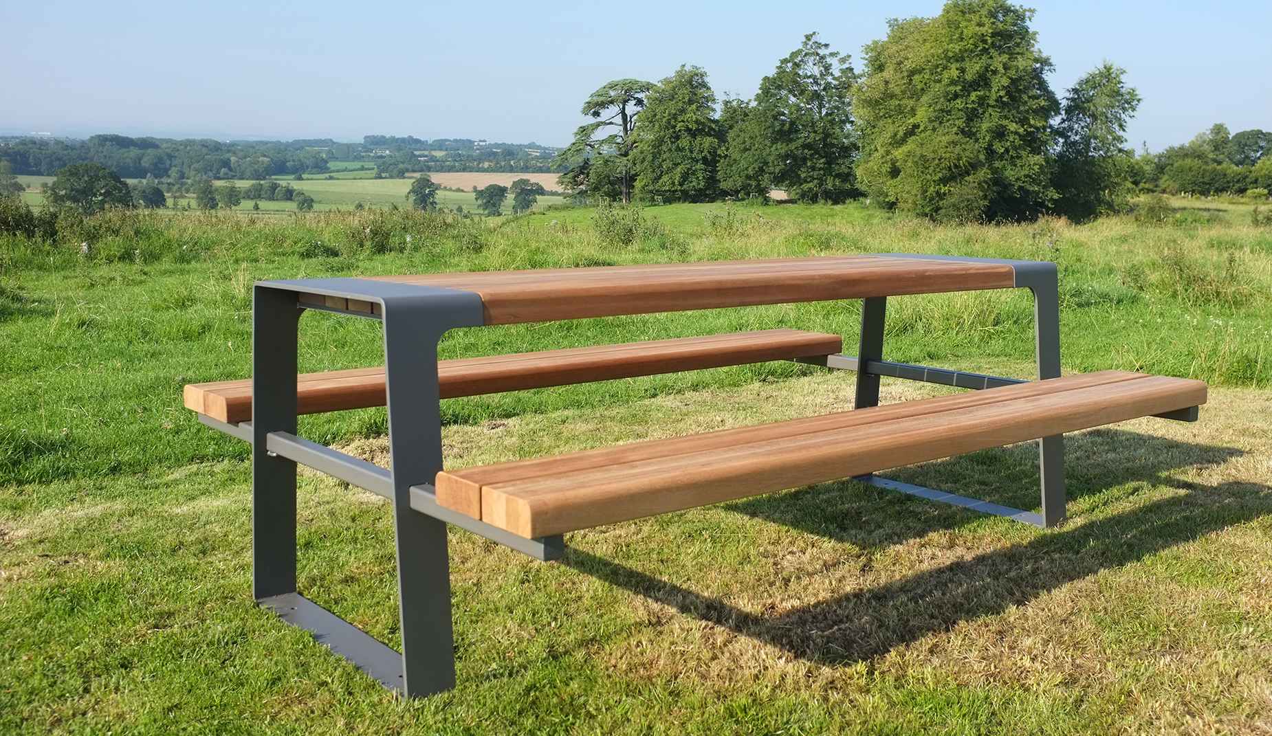 Murton picnic table in hardwood Factory Furniture