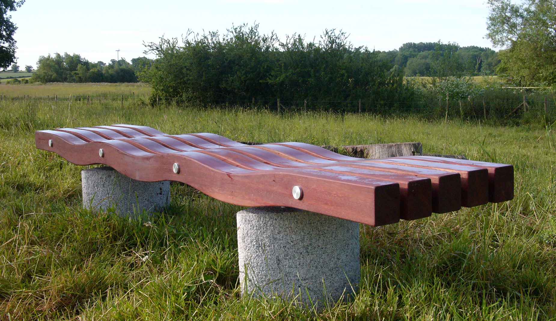 Serpentine five slat bench in hardwood Factory Furniture