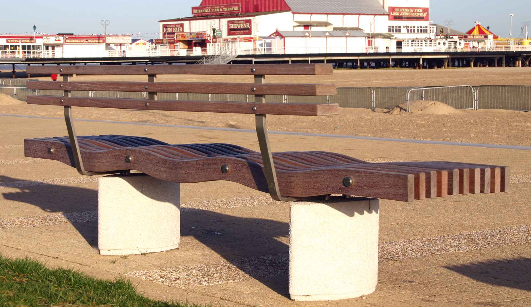 Serpentine seat in hardwood Factory Furniture