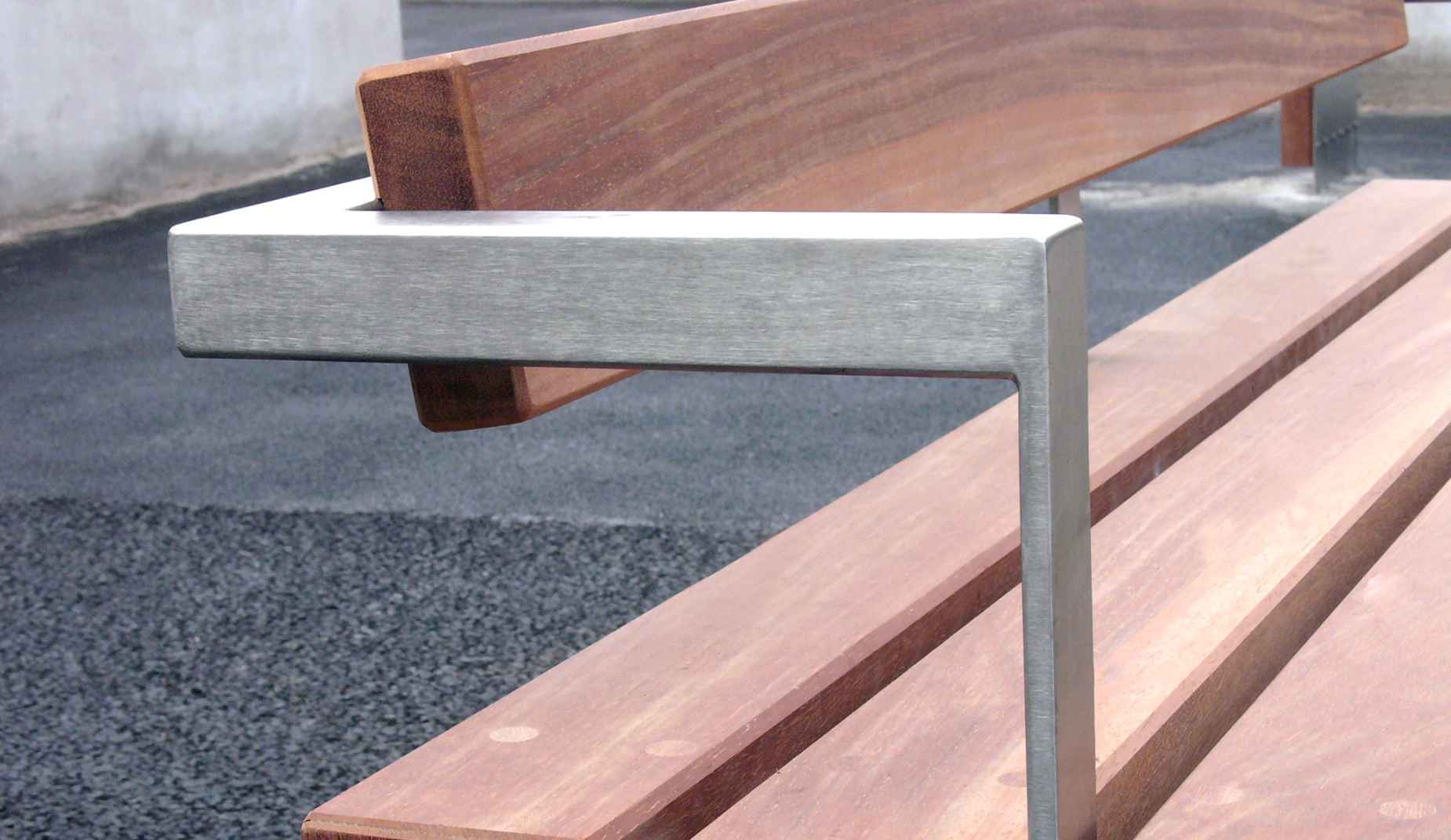 Bloc seat in hardwood Factory Furniture