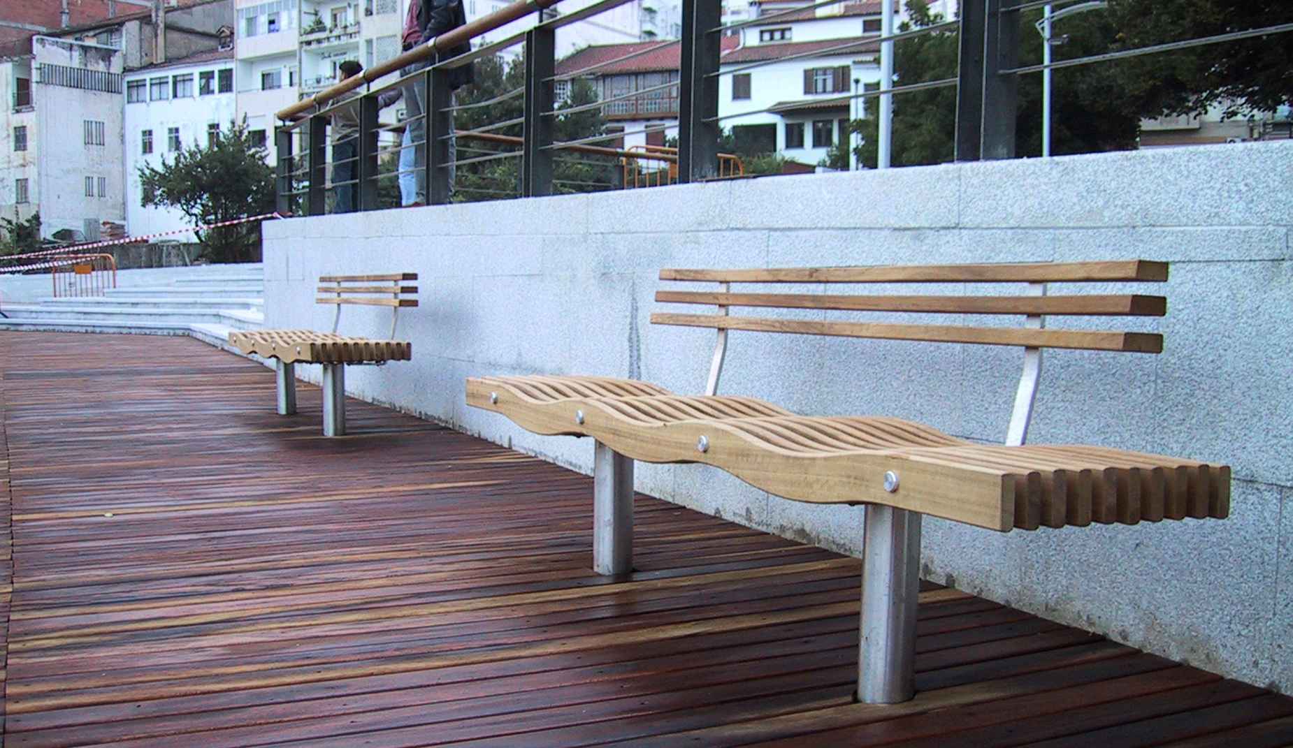 Serpentine seat in hardwood Factory Furniture