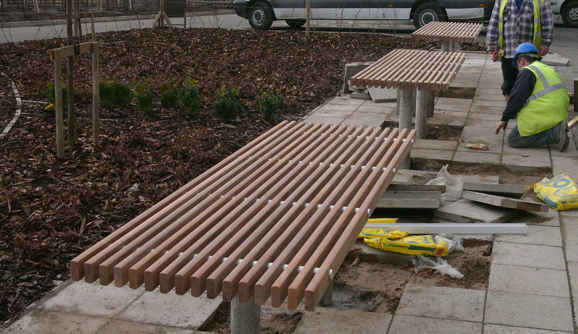 Serpentine table in hardwood Factory Furniture