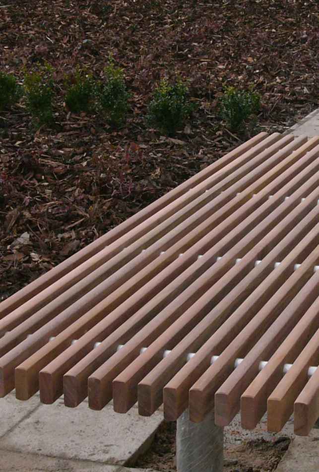 Serpentine table in hardwood Factory Furniture