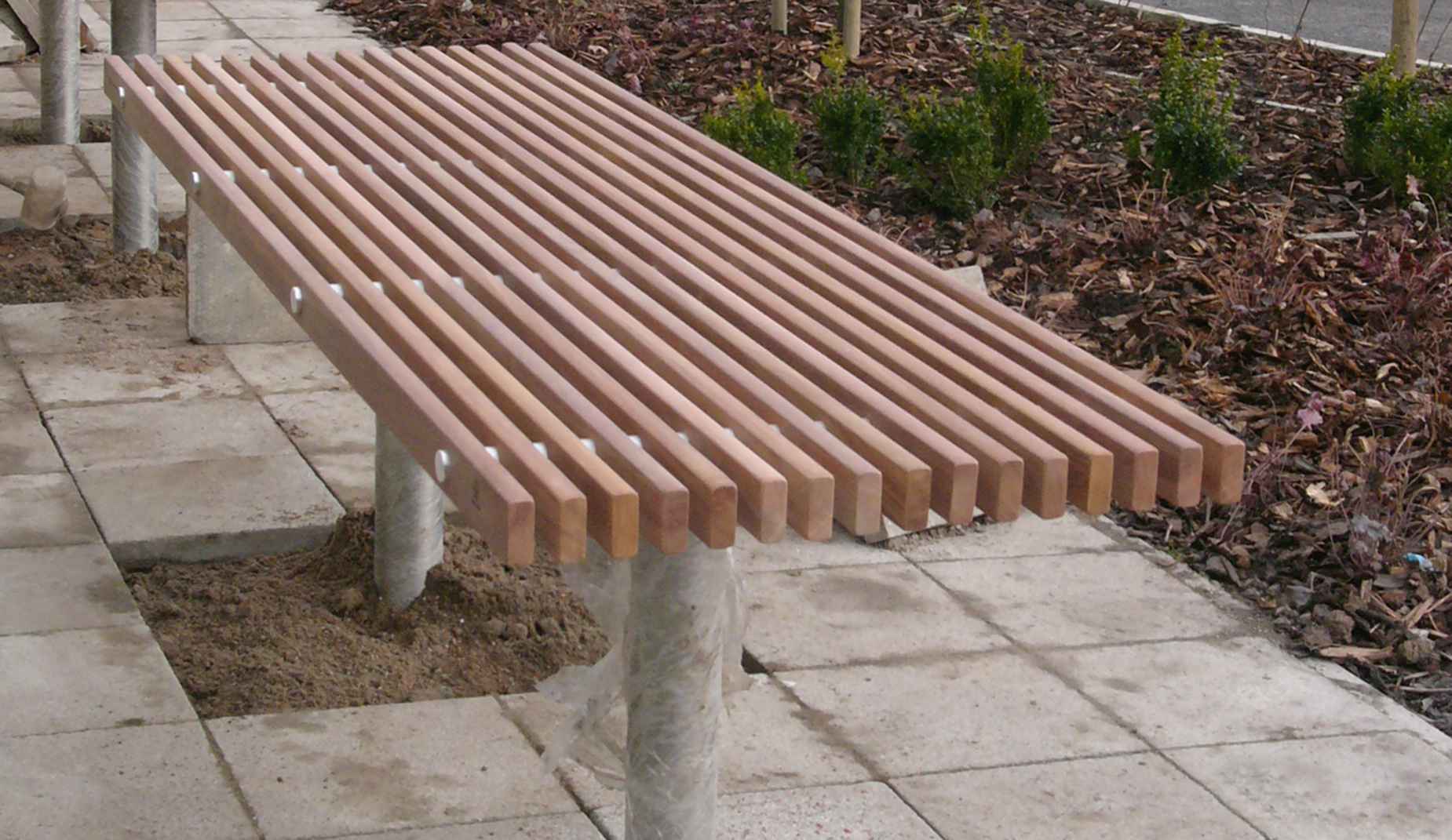 Serpentine table in hardwood Factory Furniture