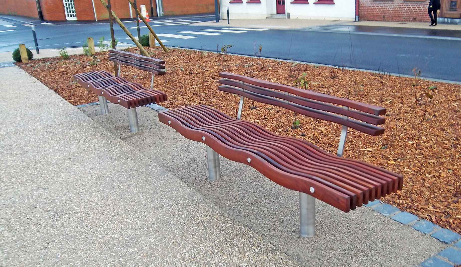 Serpentine seat in hardwood Factory Furniture