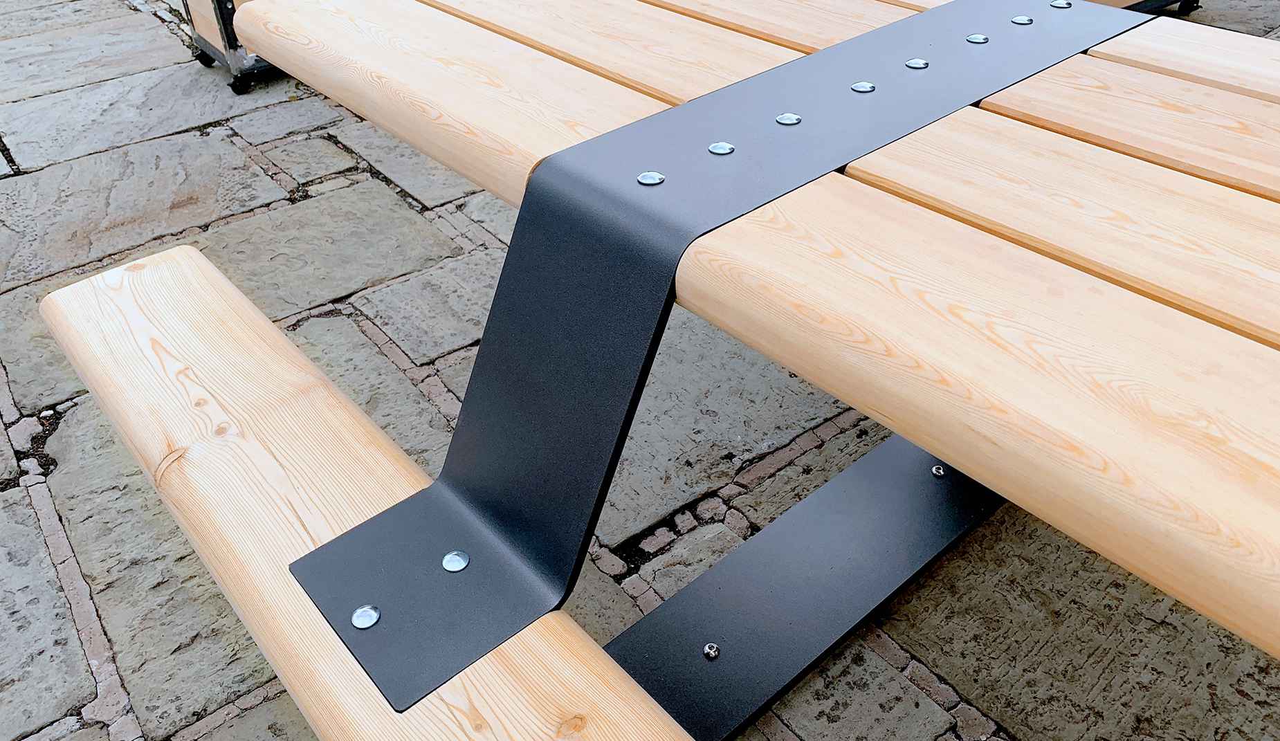 North picnic table in hardwood Factory Furniture