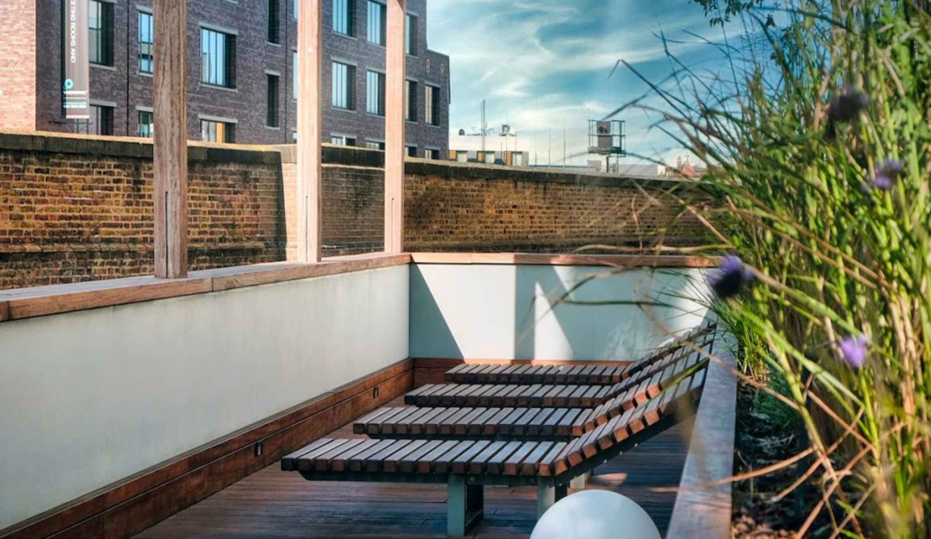 Tord lounger in hardwood Factory Furniture