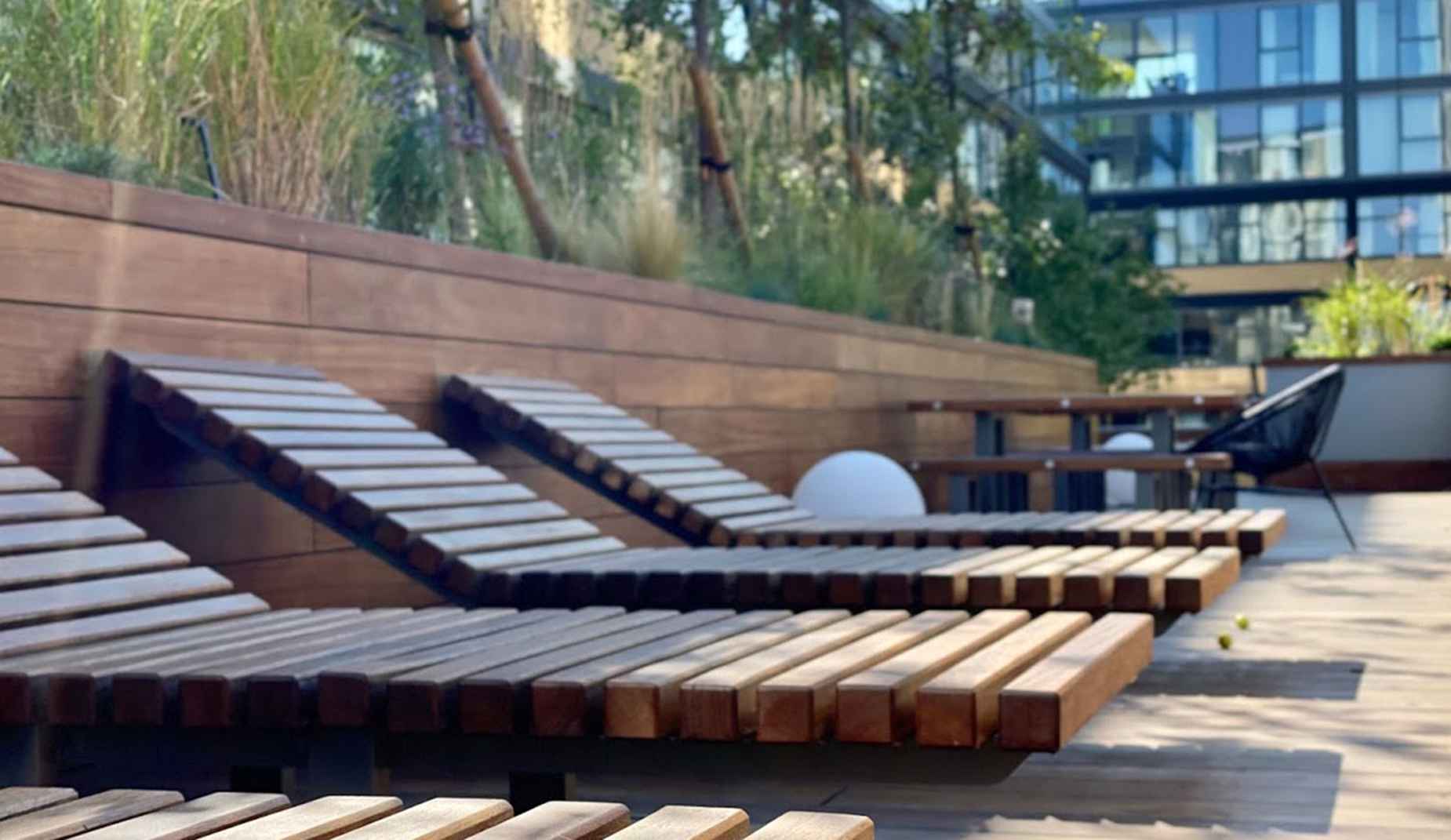Tord lounger in hardwood Factory Furniture
